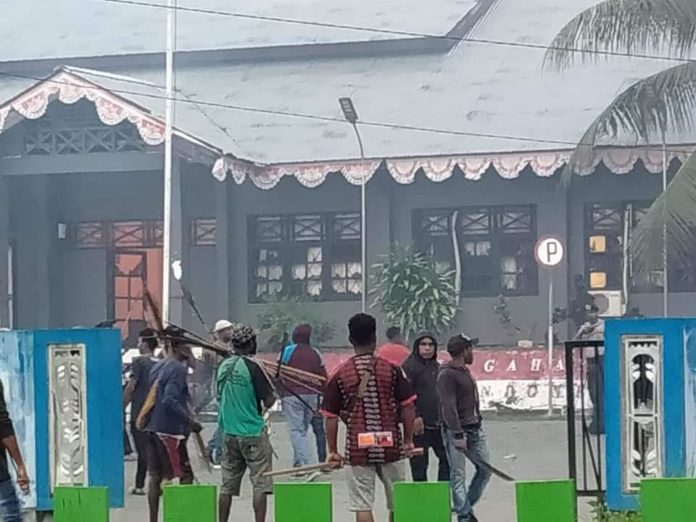 Polisi Tetapkan 15 Tersangka Perusak Kantor Bupati Waropen
