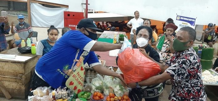 DPR Papua Bagi Sembako ke Mama - mama Papua