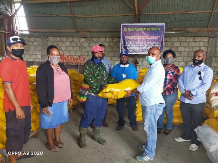 Pansus Kemanusiaan Kirim 20 Ton Beras ke Pengungsi Nduga