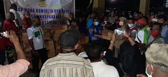 Komisi IV bagi 150 Paket Bama ke Porter Bandara Sentani