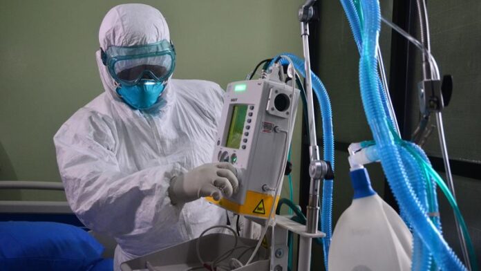 Tim medis melakukan pemeriksaan terhadap seorang pasien saat kegiatan simulasi penanganan virus Corona di RSUD Dr. Loekmono Hadi, Kudus, Jawa Tengah, Sabtu (1/2/2020).
