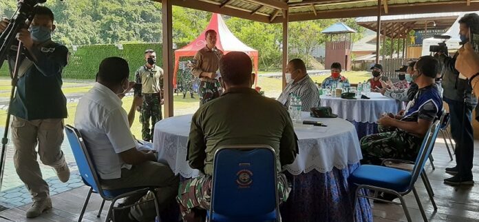Jalin Silaturahmi, Danlantamal X Ajak Insan Pers Latihan Tembak