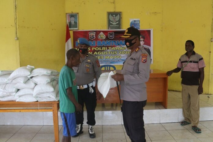 Polres Mappi Patroli Sambil bagi Beras Kapolri