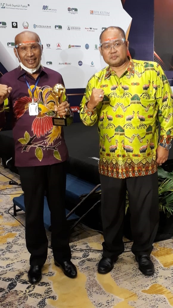 Wali Kota dan Bupati Jayapura Raih Penghargaan TOP Pembina BUMD 2020