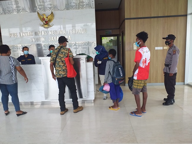 Proses deportasi sembilan warga negara PNG dari PLBN Skouw. (PolrestaBintang Papua)