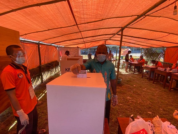 Calon Bupati Teluk Wondama Elysa Auri menggunakan hak pilihnya di TPS 007.