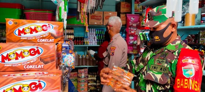 Razia Sembako, Petugas Gabungan Amankan Makanan dan Minumam Kedaluwarsa