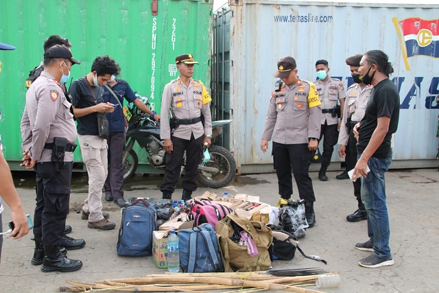 Razia di Dua Kapal, Polisi Temukan Ratusan Botol Miras dan Sejumlah Sajam