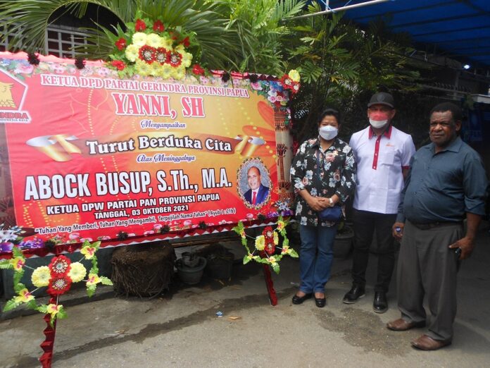 Ketua DPD Partai Gerindra Papua, Yanni didampingi Ketua DPC Partai Gerindra Kabupaten Yahukimo, Merlis Heselo dan salah satu wakil ketua DPD Partai Gerindra Papua berfoto di samping papan ucapan turut berduka cita di rumah duka almarhum Abock Busup di Kotaraja Grand, Selasa (5/10). Partai Gerindra menilai Abock Busup adalah pemimpin yang ramah dan tidak sombong.