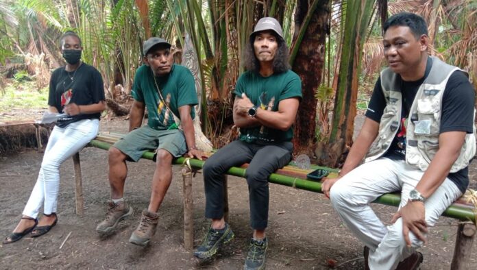 Kaka Slank (dua dari kanan), Chef Charles Toto (dua dari kiri), CEO Yayasan EcoNusa, Bustar Maitar (paling kanan) yang dipandu oleh Yokbet Merauje (paling kiri) saat ngobrol santai membicarakan mengenai pelestarian hutan di Ungkea Jungle Chef Resto, Kampung Kwadeware, Distrik Waibu Kabupaten Jayapura, Jumat (24/9).(Humas EcoNusa For Bintang Papua)