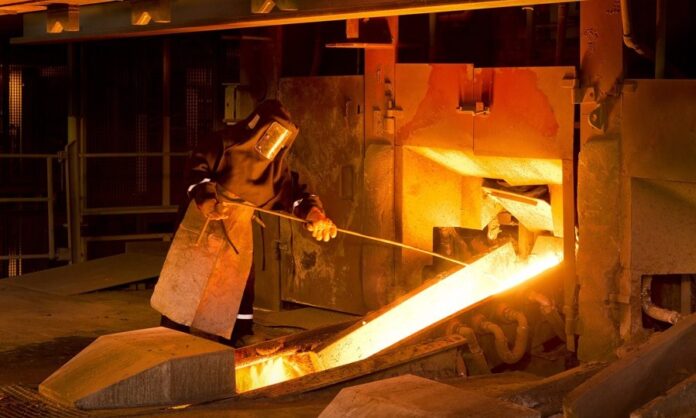 SMELTER-Salah seorang karyawan di salah satu pabrik Smelter di dunia sedang mengolah tembaga dari padat ke cair. Pabrik Smelter milik PT Freeport Indonesia di Kabupaten Gresik, Jawa Timur diperkirakan akan menyerap 40.000 tenaga kerja di Pulau Jawa dan sekitarnya.(Istimewa)