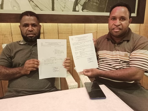 Lanius Yalak juru bicara ADEKAYA didampingi Beny Hesegem