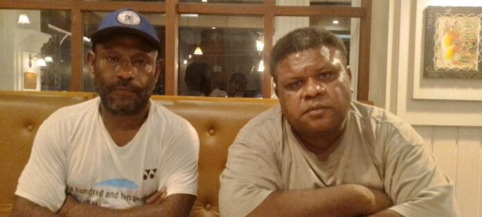 Ketua DPW PPAT Kota Jayapura Frank Reynould Tjoe (kiri) bersama anggotanya Yanteo Makanuay ketika menggelar konferensi pers di Cafe Kopi Tiam Abepura, Sabtu (16/3) 2024