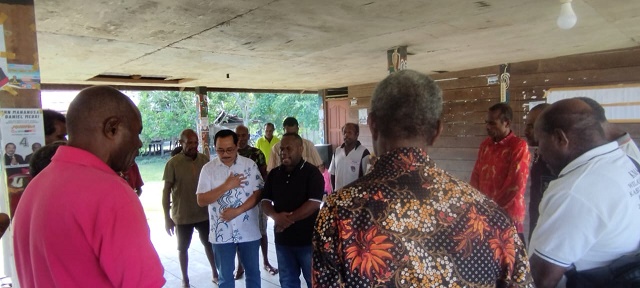 caption-1 Nampak para Trang (Ondofolo) dari tiga distrik yang ada di wilayah adat Lembah Grime Nawa, yakni Kemtuk Gresi, Gresi Selatan dan Kemtuk ketika mendoakan paslon nomor urut 4 Yohannis Manangsang - Daniel Mebri menjadi Bupati dan Wakil Bupati Jayapura periode 2024-2029, di Kampung Sabeab, Distrik Kemtuk, Kabupaten Jayapura, Papua, Rabu, 13 November 2024