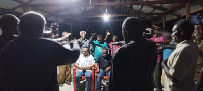 caption-2 Nampak puluhan Iram Tekai (Ondofolo) dari Tiga Distrik yang ada di wilayah adat Lembah Grime Nawa ketika mendoakan paslon Bupati dan Wakil Bupati Jayapura Nomor Urut 4 Yohannis Manangsang Wally-Daniel Mebri, di Saliyap Tecuari Namblong, Nimbokrang I, Distrik Nimbokrang, Kabupaten Jayapura, Papua, Rabu, 13 November 2024 sore