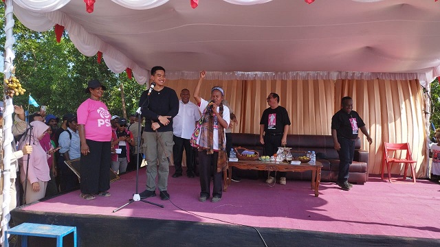 kaesang Ketua Umum DPP PSI Kaesang Pangarep berama pasangan calon Bupati dan Wakil Bupati Jayapura Nomor Urut 4 Yohannis Manangsang Wally-Daniel Mebri