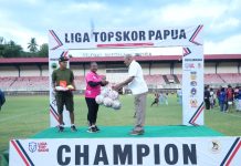 Ketua LMA Port Numbay Serahkan 100 Bola untuk Pembinaan SSB di Jayapura