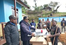 Dinas Sosial Intan Jaya Serahkan 40 Paket Bantuan Penerangan kepada Masyarakat