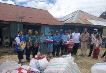 Pemkab Intan Jaya Serahkan Bantuan Seragam Sekolah untuk SD , SMP dan SMA