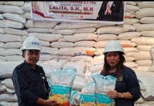 Senator Lalita Salurkan 3,1 Ton Beras Saat Reses di Papua