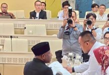Mesakh Mirin Serahkan Aspirasi Asosiasi Kepala Desa Yahukimo ke Ombudsman RI
